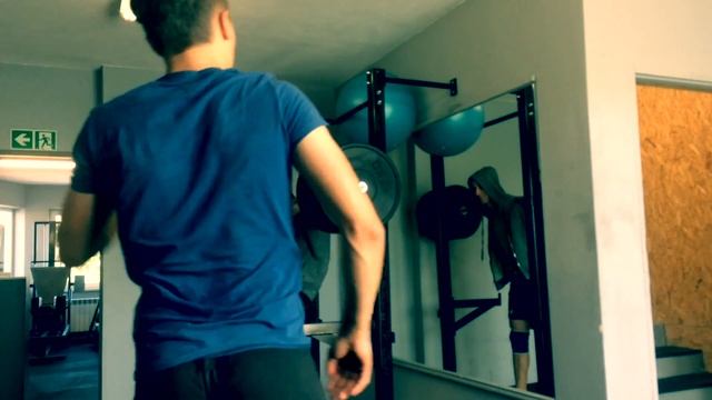 Тяжелые приседания. Натуральный бодибилдинг. смотреть онлайн