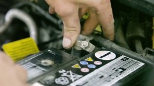 Почему искрит аккумулятор при подкидывании клемы?