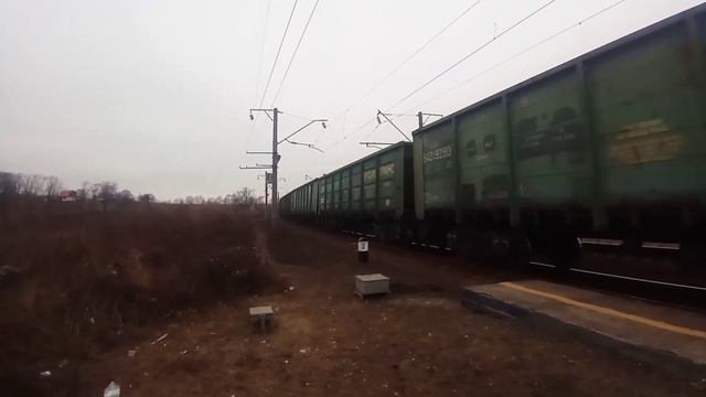 Электровоз 3ЭС5К-643 "Ермак" с грузовым поездом следует через о.п.9222 км по Транссибу на скорости. смотреть онлайн