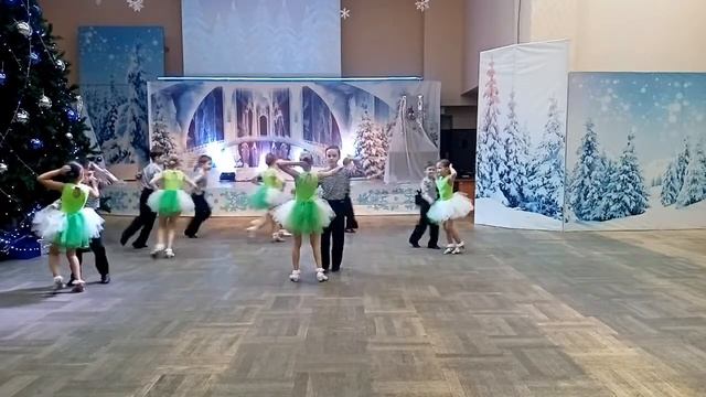 «Ну – погоди!» исполняет младшая группа ансамбля бального танца "Тарина" из Хакасии смотреть онлайн