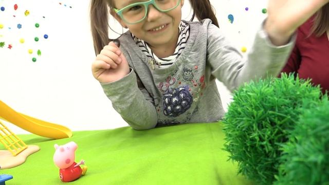 Игрушка Свинка Пеппа на детской площадке. смотреть онлайн