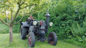 Чистый звук! Трактор 1928 года, работающий на сырой нефти. Поездка.