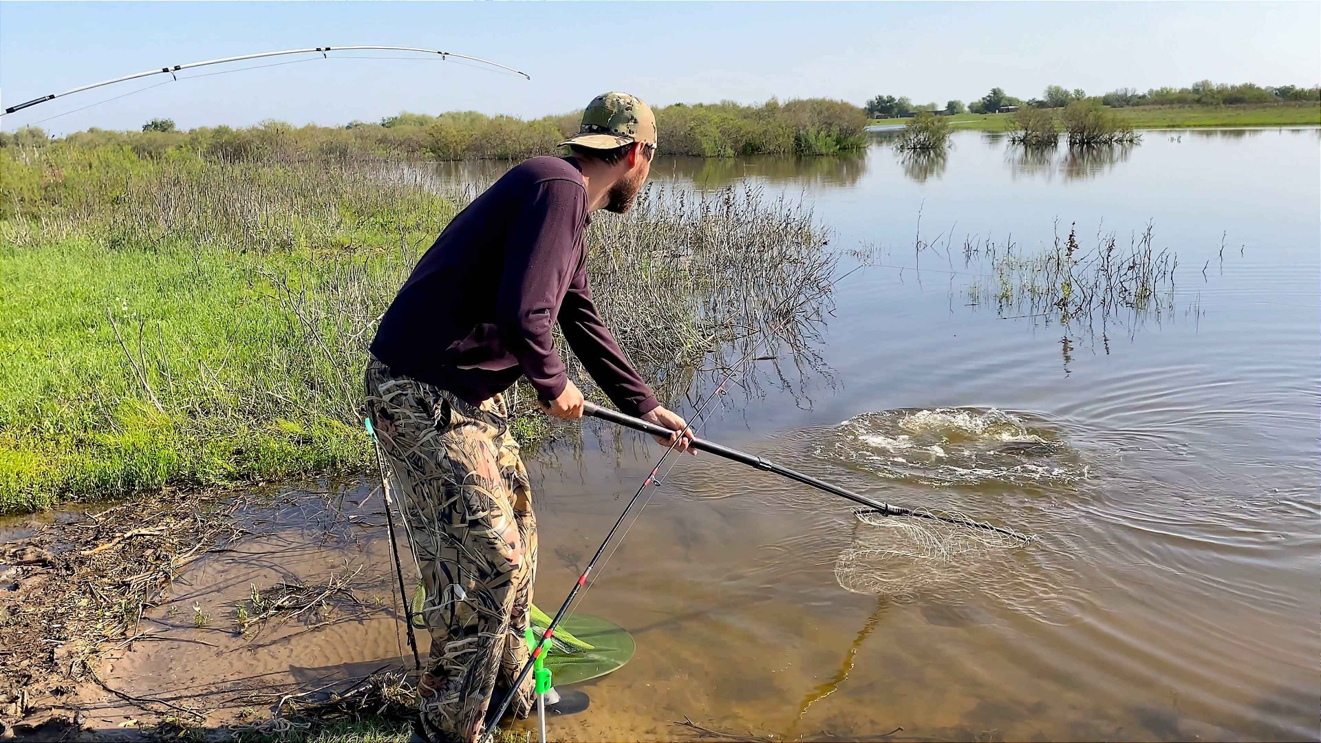 ЛОВИМ САЗАНА НА ЧЕРВЯ. СЕМЕЙНАЯ ВЫЛАЗКА НА КАЗАХСТАНСКУЮ ГРАНИЦУ. Рыбалка в Астрахани. смотреть онлайн