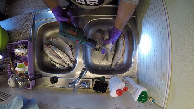 Как почистить рыбу в квартире и не испачкать кухню чешуей. How to clean fish.Fisch schnell reinigen смотреть онлайн