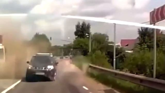 ??Страшное ДТП с автобусом в Москве. ЛиАЗ разорвало на две части | A scary bus accident in Moscow смотреть онлайн