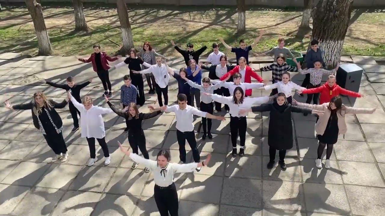 Керченские школьники приняли участие в флешмобе «300 солнечных дней»