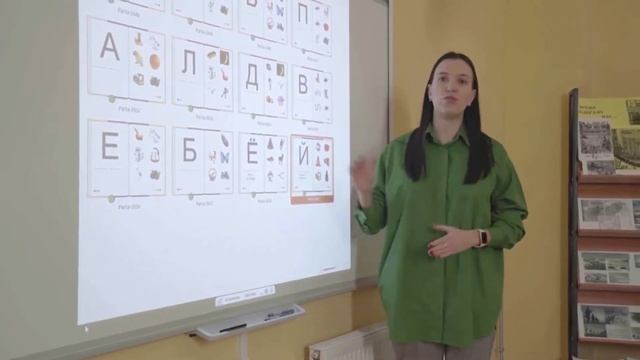 Работа педагога у интерактивной доски в интерактивной классе с интерактивными партами. смотреть онлайн