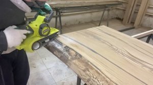 Часть процесса изготовления столешницы из слэба дуба.