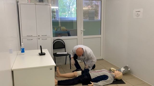 Оказание первой помощи пострадавшим. Сценарий №2 - Ранение бедра и грудной клетки. смотреть онлайн