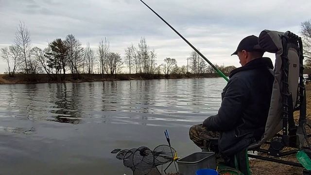 Ловля весенней плотвы на поплавок. Плотва на маховую удочку. Ловля плотвы ранней весной на канале. смотреть онлайн