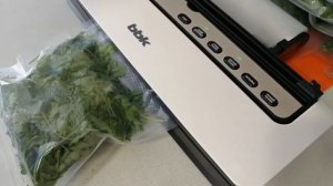 Вакуумирую зелень и сыр