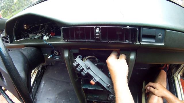 W124 HOW TO: Door panels + remove dashboard + centerconsole + parts attached смотреть онлайн