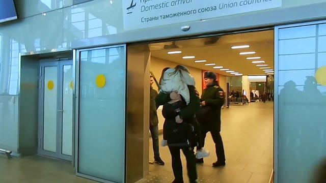 Долгожданная встреча из армии ! До слёз ... Аэропорт Платов , Ростов на Дону смотреть онлайн