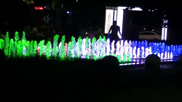 Красивый ФОНТАН в парке Фёдорова смотреть онлайн