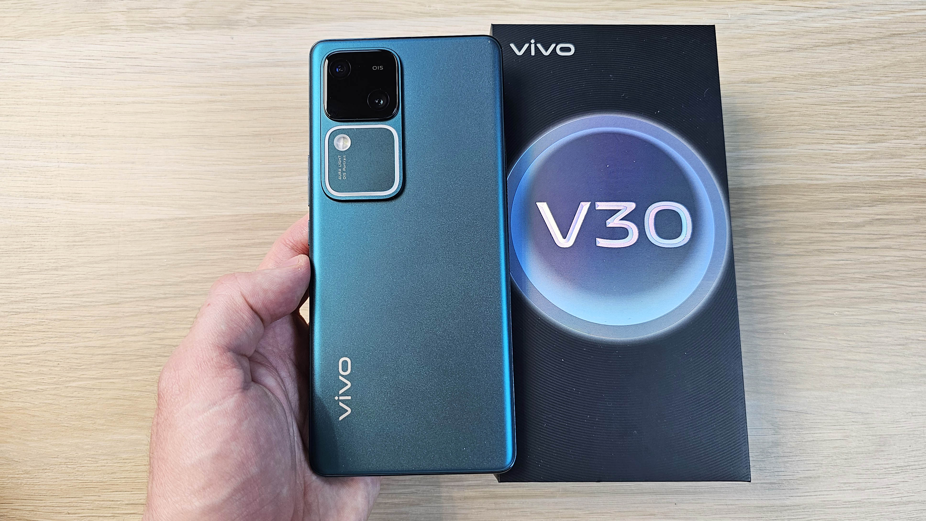 VIVO V30 - 3 КАМЕРЫ ПО 50МП И ФИРМЕННАЯ ПОДСВЕТКА AURA! смотреть онлайн