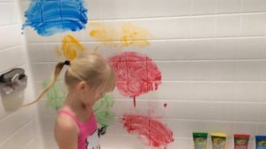 Ева купается в ванной с красками и игрушками для ванной. Bath time with paints and toys for bath