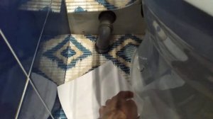 Как обрезать ровно ковер в ванной под размер унитаза