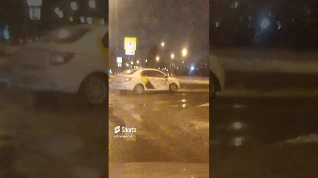 Занесло таксиста зимой в декабре даже колесо выгнуло #shorts смотреть онлайн