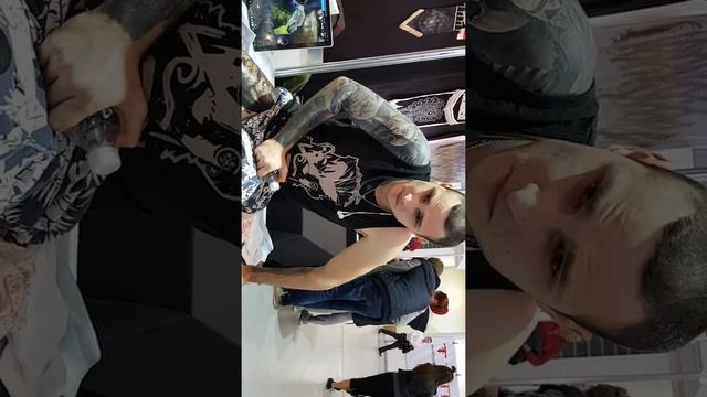 Делать татуировку почти не больно))) Ну совсем чуть-чуть ))) смотреть онлайн