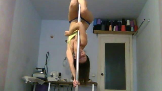 Pole dance tutorial. Уроки танцев. Элемент "Кошечка" как способ подняться на пилон.(pussycat) смотреть онлайн