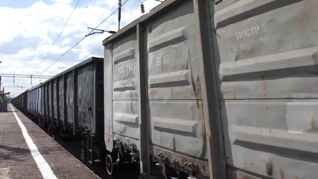 Электровоз 2ЭС5К-440 с грузовым поездом смотреть онлайн