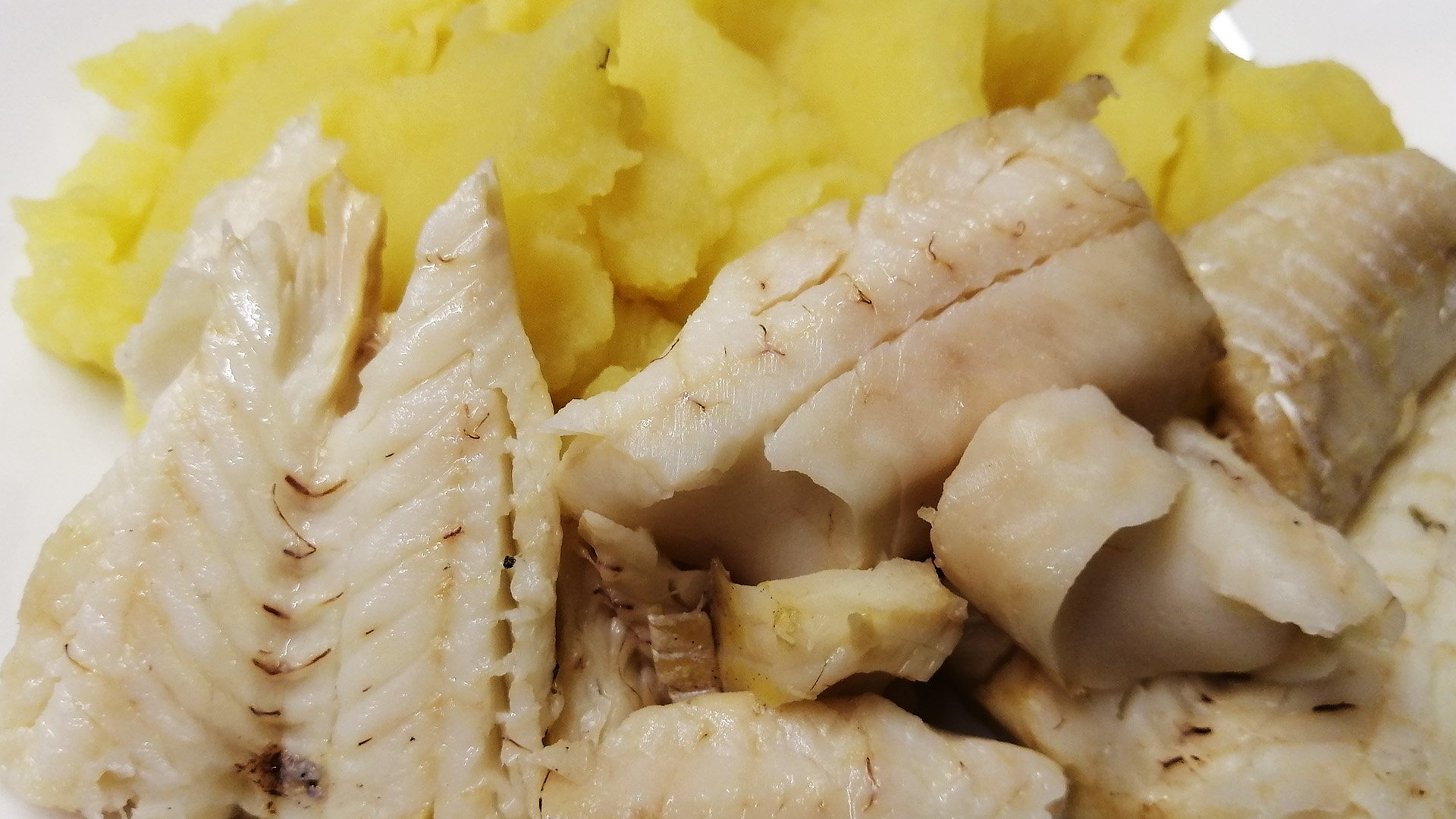 ОТВАРНОЙ ХЕК с картофельным пюре смотреть онлайн