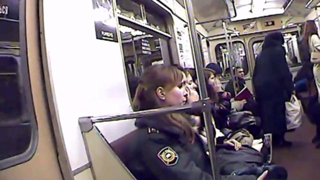 Девушка нападает на девушку-милиционера в метро смотреть онлайн