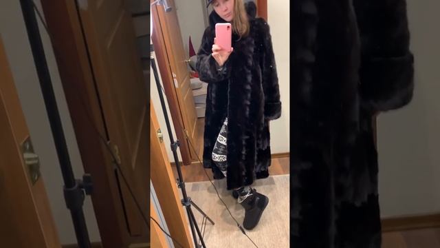 Как носить шикарную шубу непринуждённо? ? #Shorts смотреть онлайн