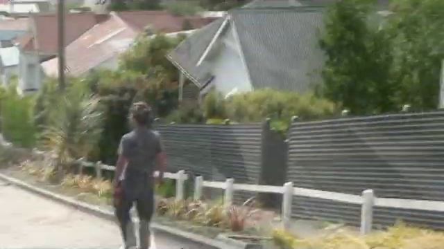 Baldwin Street - World's Steepest Street......On crutches смотреть онлайн