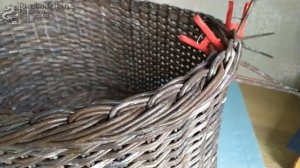 Объемная загибка на корзину для белья из бумажной лозы. Мастер класс