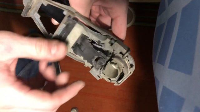 Снятие и установка (сборка/разборка) дверной ручки Volkswagen Golf 4 (НЕ снимай, пока не увидишь!) смотреть онлайн