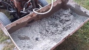 Бетономешалка на минитрактор полном ходу.