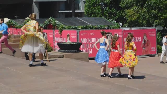 Московская неделя моды (24.06.2022) ч.2 смотреть онлайн