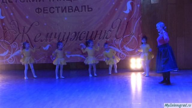 "Петухи запели". Исполняет младшая группа студии "Ультрадэнс" смотреть онлайн
