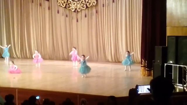 Танец .до ре ми. младшая группа ?АЗИЯ НУР? смотреть онлайн