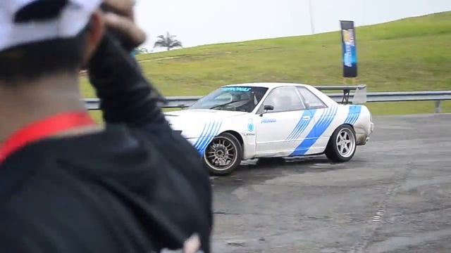 Nissan Skyline R32 Drifting at PETRONAS Xtrack Drift Demo 2013 смотреть онлайн