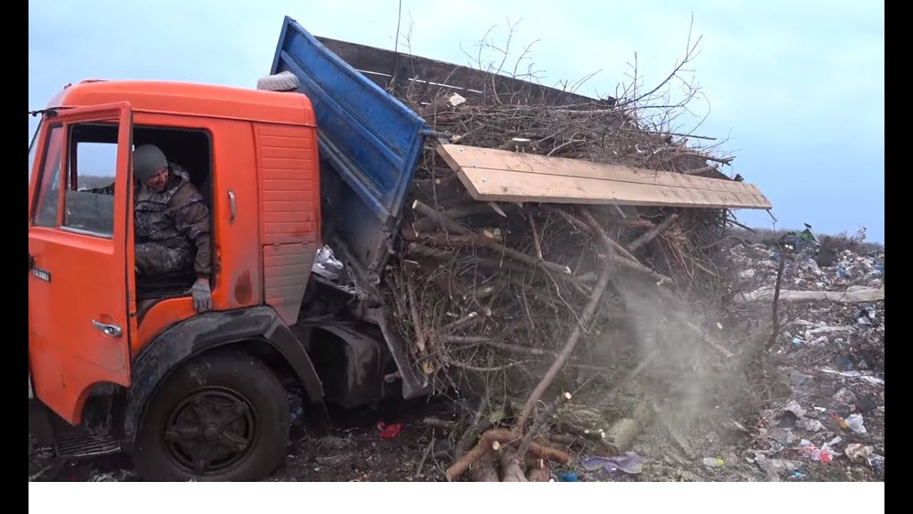 Чуть не сломали борт при выгрузке кустов / катаюсь с другом на КамАЗе смотреть онлайн