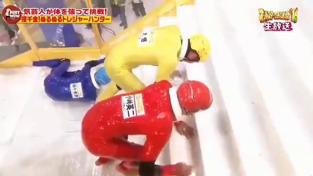ЧЕЛЕНДЖ! Кто первый заберётся по скользкой лестнице получит супер приз! смотреть онлайн