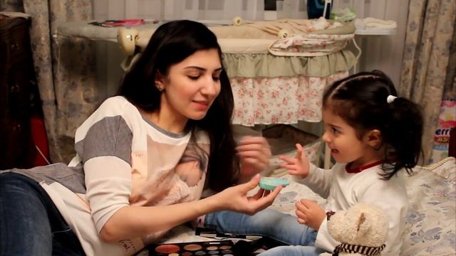 Самый младший визажист!! Дочь делает маме макияж! | The youngest MUA смотреть онлайн