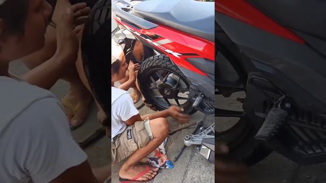 Fitting new Corsa Platinum Cross S tires on my Honda Click 125i. ?? смотреть онлайн