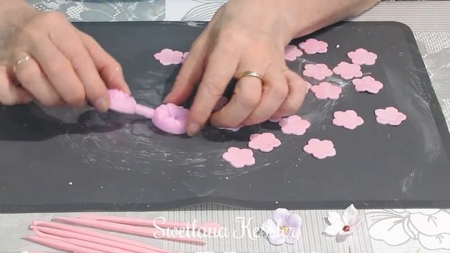 Делаем заготовочки мастичных цветочков. смотреть онлайн