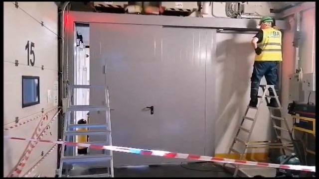 Откатные противопожарные EI60 двустворчатые ворота МВА с дверью для производственного помещения смотреть онлайн