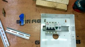 МОНТАЖ СБОРКА ПРОСТОЙ ГАРАЖНЫЙ ЩИТОК БЕЗ ЭЛЕКТРОСЧЁТЧИКА СВОИМИ РУКАМИ РАЗВОДКА АВТОМАТОВ ПОДКЛЮЧЕН