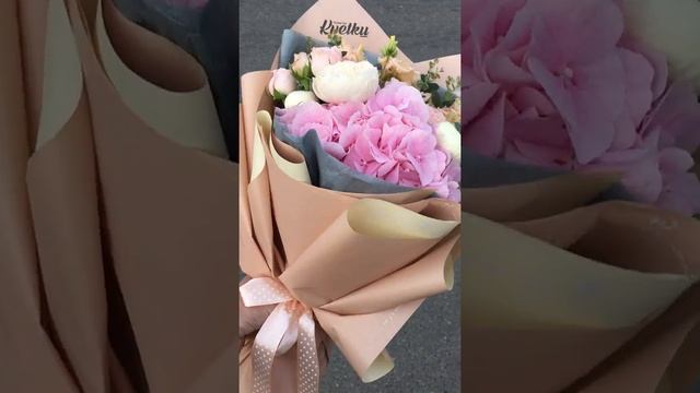 Букет цветов №33 из гортензии, эустомы, пионовидных роз, ранункулюсов смотреть онлайн