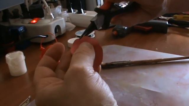 Мастер класс. Цветок из кожи своими руками. Часть 1 смотреть онлайн