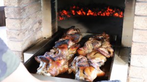 Показываю как вкусно приготовить свиные рульки в помпейской печи.