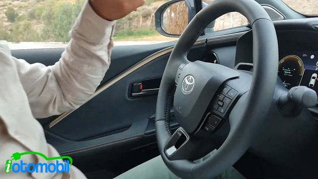 Toyota C-HR Hybrid | Otomatik Şerit Değiştirme ve Daha Bir Çok İlk ile Satışta смотреть онлайн