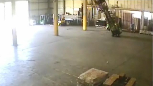 Лифтёр упал вместе с человеком смотреть онлайн