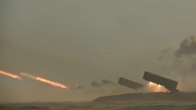 Солнцепёк ТОС залп реактивными снарядами из огнемётной системы на полигоне. смотреть онлайн