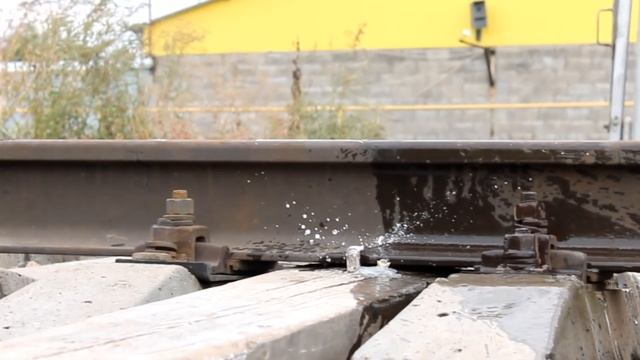 ЗУБНАЯ ПАСТА И ПРЕЗЕРВАТИВ С ВОДОЙ ПОД ПОЕЗД!!!ЧТО БУДЕТ!???